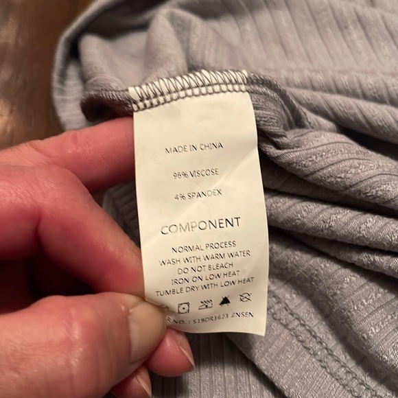 NWT GORGEOUS Long sleeve ribbed mock turtleneck with a triangular open back. - Picture 10 of 10